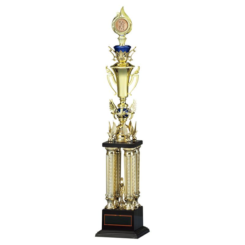 装飾が豪華な優勝トロフィー