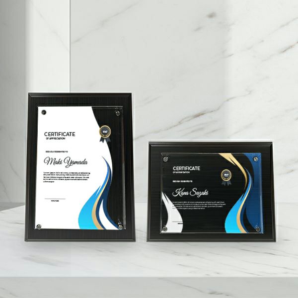 アクリル＋木製で高級感と落ち着いた印象を与える記念楯